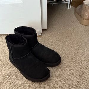 Women’s size 7 black short Ugg boots